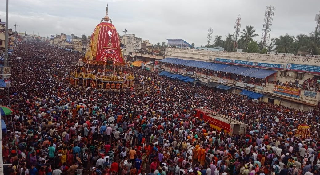 Puri Rath Yatra, Lakhs Of Devotees In Puri Rath Yatra Making Way For An Ambulance Is Winning Hearts On Internet