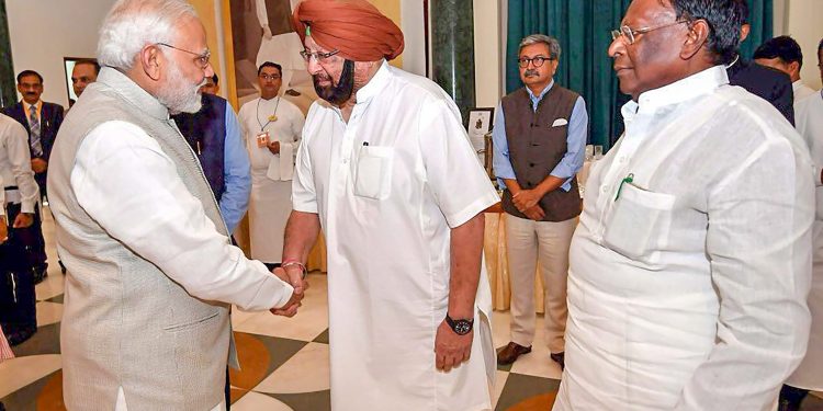 New Delhi: Prime Minister Narendra Modi shakes hands with Punjab CM Amarinder Singh during governing council meeting of NITI Aayog, in New Delhi on Sunday, June 17, 2018. (PTI Photo)  (PTI6_17_2018_000062B)