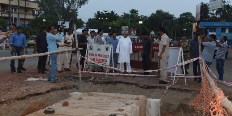 Chief Minister Naveen Patnaik visits a site under Smart City project