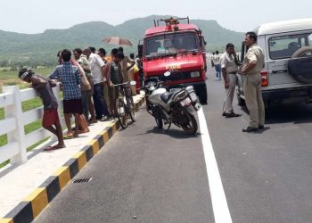 Coworkers dump labourer in river