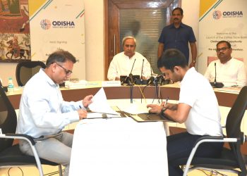 Pullela Gopichand (R) and sports secretary Vishal Dev (L) sign the MoU as Odisha CM Naveen Patnaik (C) and sports minister Chandra Sarathi Behera (R) look on as  at Secretariat in Bhubaneswar, Friday