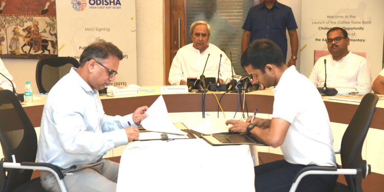 Pullela Gopichand (R) and sports secretary Vishal Dev (L) sign the MoU as Odisha CM Naveen Patnaik (C) and sports minister Chandra Sarathi Behera (R) look on as  at Secretariat in Bhubaneswar, Friday