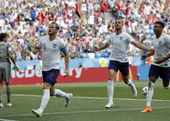 Harry Kane (L) celebrates with his teammates Jordan Henderson (2nd fron R) and Jesse Lingard after he scored his second goal against Panama at the Nizhny Novgorod Stadium, Russia