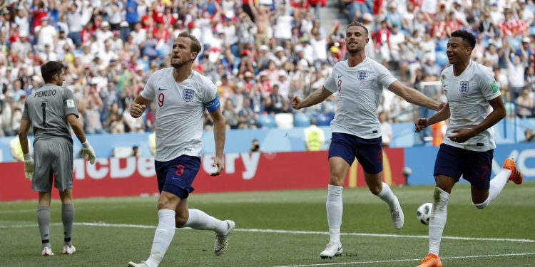 Harry Kane (L) celebrates with his teammates Jordan Henderson (2nd fron R) and Jesse Lingard after he scored his second goal against Panama at the Nizhny Novgorod Stadium, Russia
