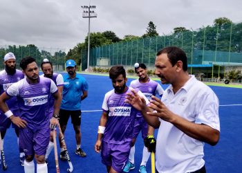 India coach Harendra Singh with the Indian players, Friday        