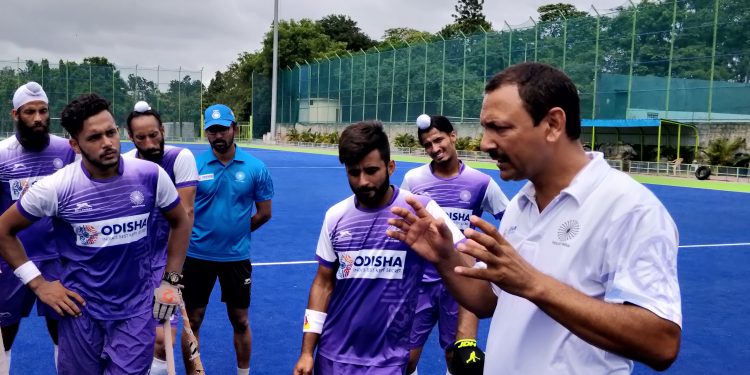India coach Harendra Singh with the Indian players, Friday        