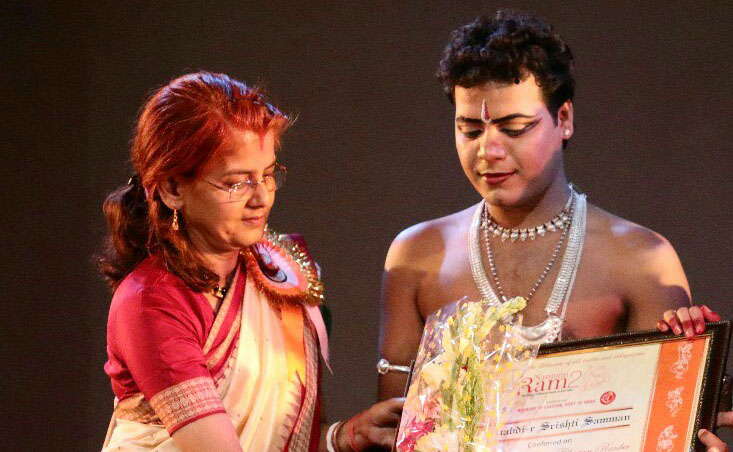 Manoj Kumar Pradhan receiving award