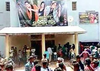 Cine lovers ransack theatre