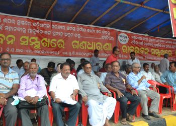 Activists of five Left parties hold a dharna near the Governor’s House in Bhubaneswar, Saturday, seeking a halt in the construction of barrages on the upstream of Mahanadi by Chhattisgarh government