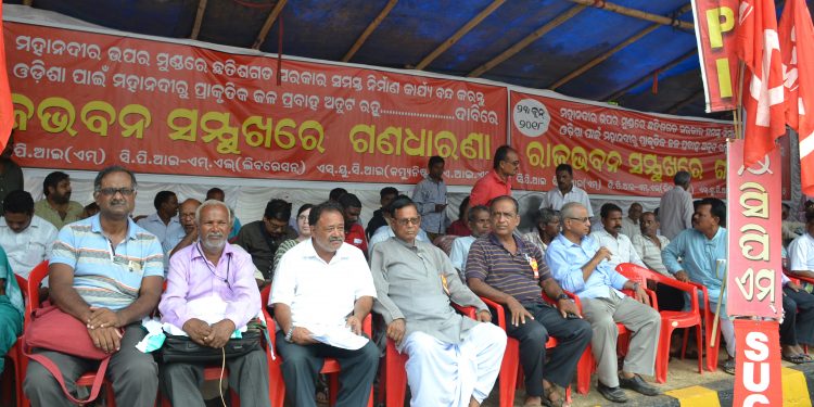 Activists of five Left parties hold a dharna near the Governor’s House in Bhubaneswar, Saturday, seeking a halt in the construction of barrages on the upstream of Mahanadi by Chhattisgarh government