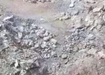 workers trapped in stone quarry