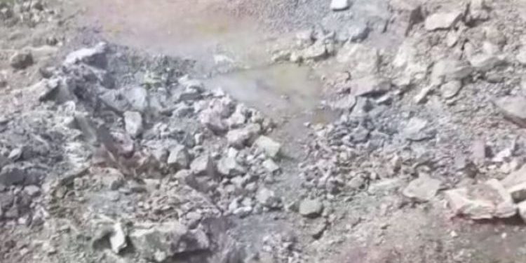 workers trapped in stone quarry