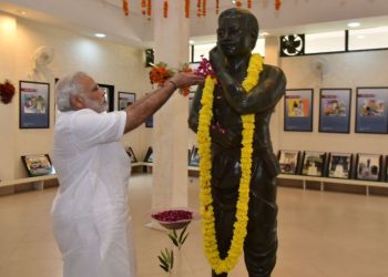 Prime Minister, Shri Narendra Modi paying floral tributes to Shaheed Chandrashekar Azad.