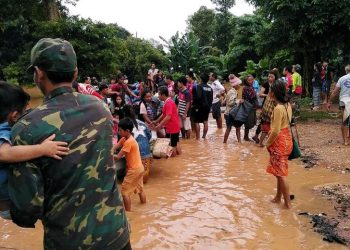 Villagers carry their belonging as they evacuate after the Xepian-Xe Nam Noy hydropower dam collapsed in Attapeu province, Laos. REUTERS/Stringer