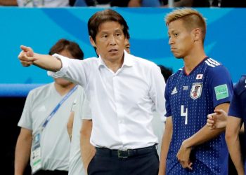 Keisuke Honda (R) with Japan coach Akira Nishino