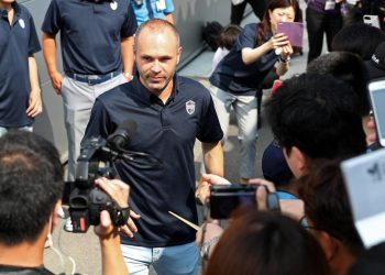 Andres Iniesta surrounded by Japanese fans upon his arrival at Osaka, Wednesday