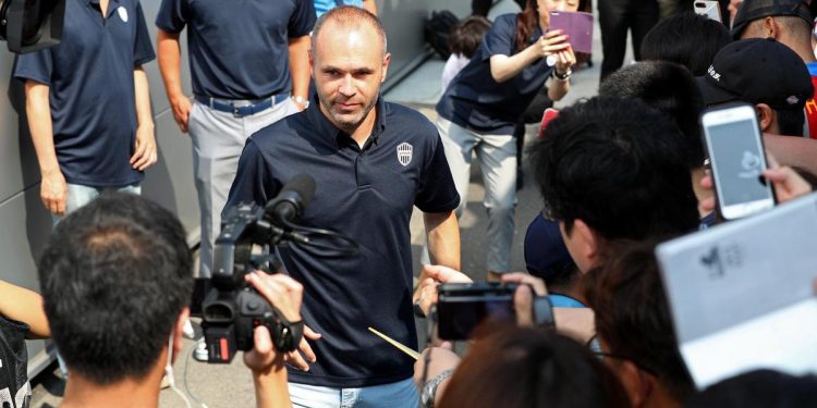 Andres Iniesta surrounded by Japanese fans upon his arrival at Osaka, Wednesday