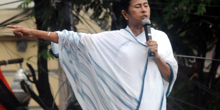 KOLKATA, JULY 21 (UNI) Trinamool Congress supremo 
and West Bengal chief minister Mamata Banerjee  addressing a rally to mark the " Martyrs Diwas," in 
Kolkata on Saturday. UNI PHOTO-56U