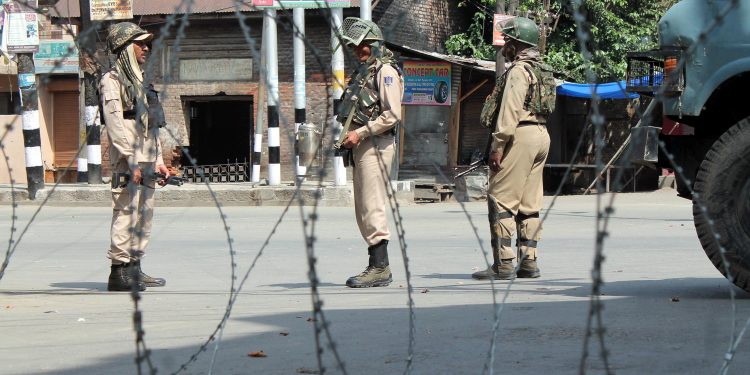 SRINAGAR, JULY 7 (UNI)- Security personnel stand guard at Nawa Kadal during curfew like restriction imposed in down town Srinagar on Saturday. UNI PHOTO-12U