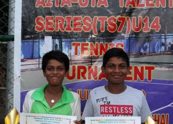 Kaamlesh Rath and Debasis Sahoo (R) pose with their winners’ trophies and certificates, Thursday