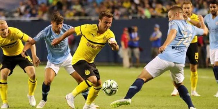 Borussia Dortmund's Mario Gotze (C) in action against Manchester City, Saturday
