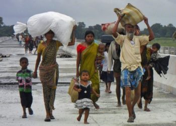 Villagers with their belongings move to relief camps as they leave their locality after violence at Chirang district in the northeastern Indian state of Assam July 24, 2012. Police shot at a roving mob in Assam on Tuesday as security forces struggled to contain ethnic fighting that has killed 22 people and left remote hamlets in flames, forcing tens of thousands from their homes. REUTERS/Stringer (INDIA - Tags: CIVIL UNREST)