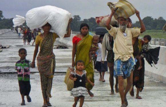 Villagers with their belongings move to relief camps as they leave their locality after violence at Chirang district in the northeastern Indian state of Assam July 24, 2012. Police shot at a roving mob in Assam on Tuesday as security forces struggled to contain ethnic fighting that has killed 22 people and left remote hamlets in flames, forcing tens of thousands from their homes. REUTERS/Stringer (INDIA - Tags: CIVIL UNREST)