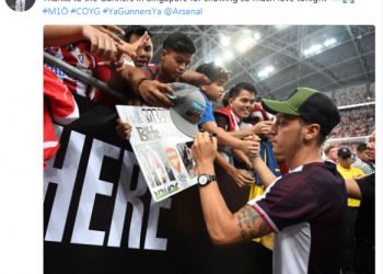 The picture that Mesut Ozil tweeted thanking all the fans in Singapore