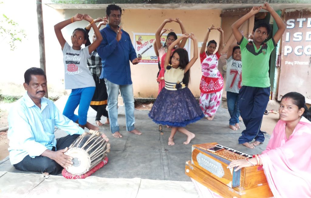 Shiba Prasad Das and Binita Jena offer free Odissi dance