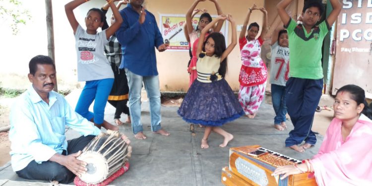 Shiba Prasad Das and Binita Jena offer free Odissi dance
