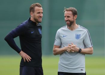 Gareth Southgate (R) and Harry Kane  during England's training session