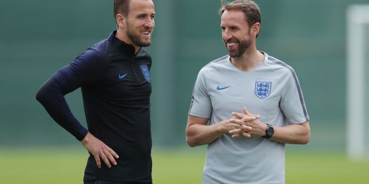 Gareth Southgate (R) and Harry Kane  during England's training session