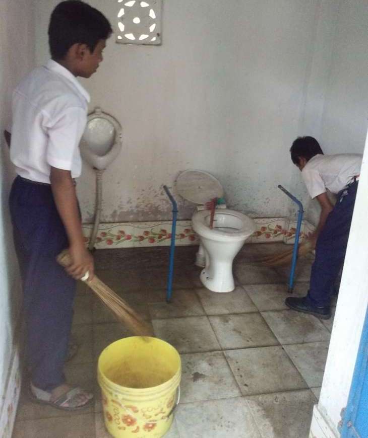 Хочет в туалет в школе. 101 Школа туалет. Туалет на первом этаже в школе. Туалет в школе Тайланда.