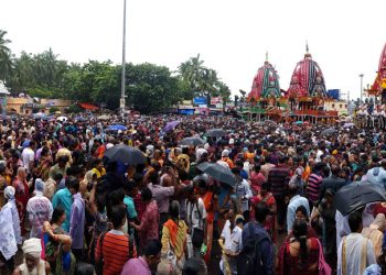 gundicha mandira nikata re tini ratha-bahuda yatra