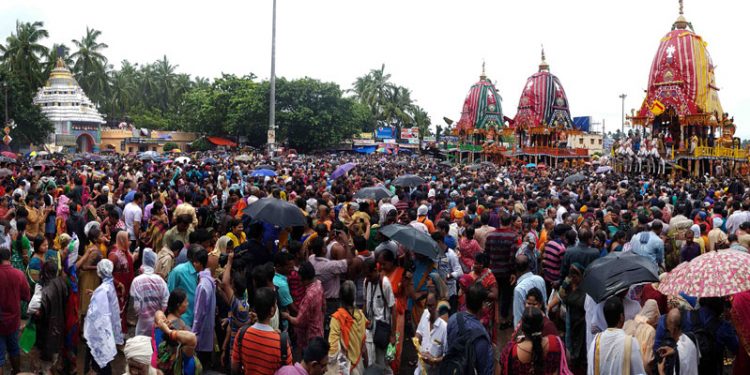 gundicha mandira nikata re tini ratha-bahuda yatra