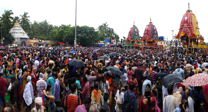 gundicha mandira nikata re tini ratha-bahuda yatra