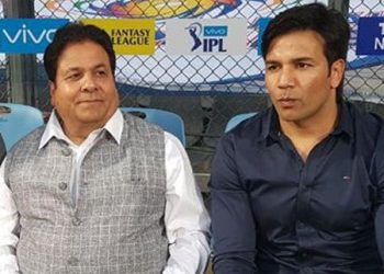 Akram Saifi (R) with Rajeev Shukla