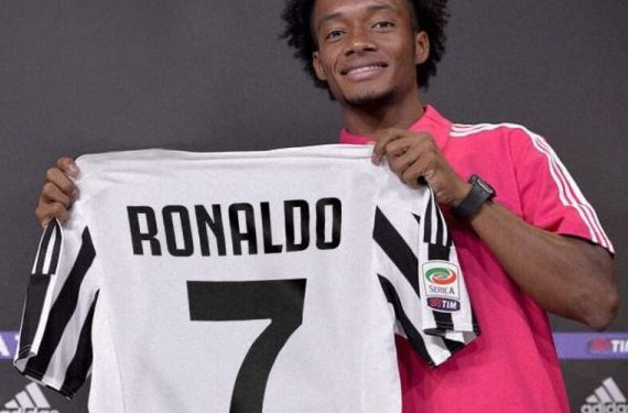 Juan Cuadrado holds the Juventus No.7 shirt which Cristiano Ronaldo will be donning at the club