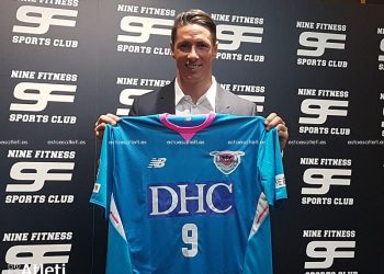 Fernando Torres poses with his new No.9 jersey, Tuesday
