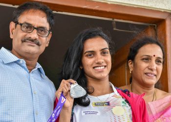 PV Sindhu, alongside her parents, poses with her gold medal in Hyderabad