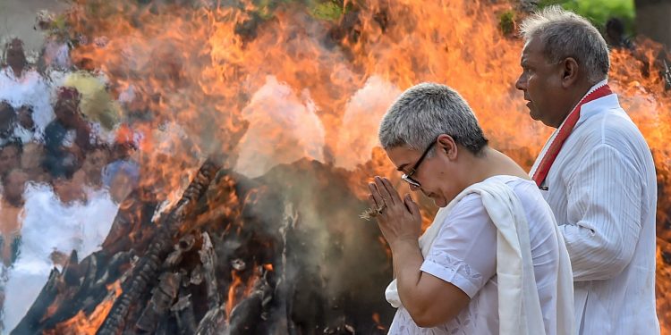 Namita Kaul, foster daughter of former Prime Minister Atal Bihari Vajpayee, during his cremation with full state honours, at Rashtriya Smriti Sthal in New Delhi Friday.