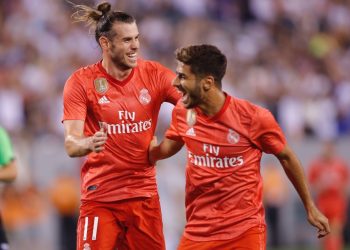 Gareth Bale (L) celebrates with Marco Asensio after his goal against Roma