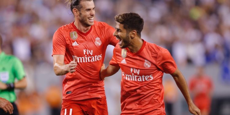 Gareth Bale (L) celebrates with Marco Asensio after his goal against Roma