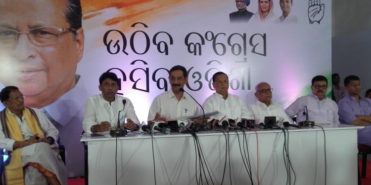 Jitendra Singh (3rd from L) and other Congress leaders in a press meet.