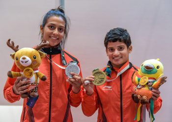 India's Pincky Balhara (L) and Malaprabha Yallappa Jadhav pose with their silver and bronze medals respectively in Kurash at the Asian Games