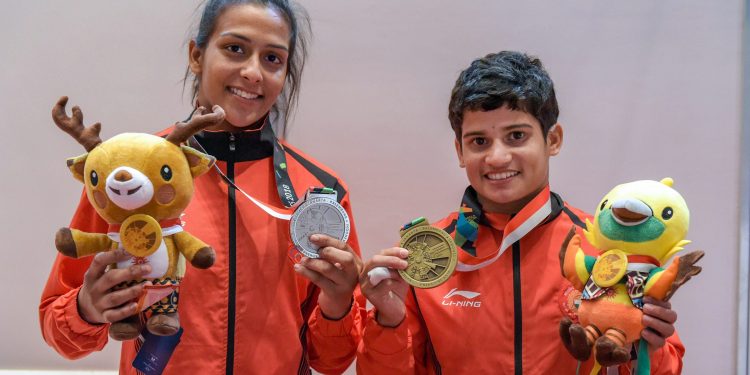 India's Pincky Balhara (L) and Malaprabha Yallappa Jadhav pose with their silver and bronze medals respectively in Kurash at the Asian Games