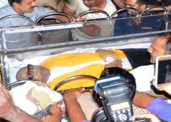 Chennai: Mortal remains of DMK chief M Karunanidhi carryout from ambulance after  reached his Gopalapuram residence, in Chennai, on Tuesday, Aug. 7, 2018.  (PTI Photo/R Senthil Kumar)(PTI8_7_2018_000337B)