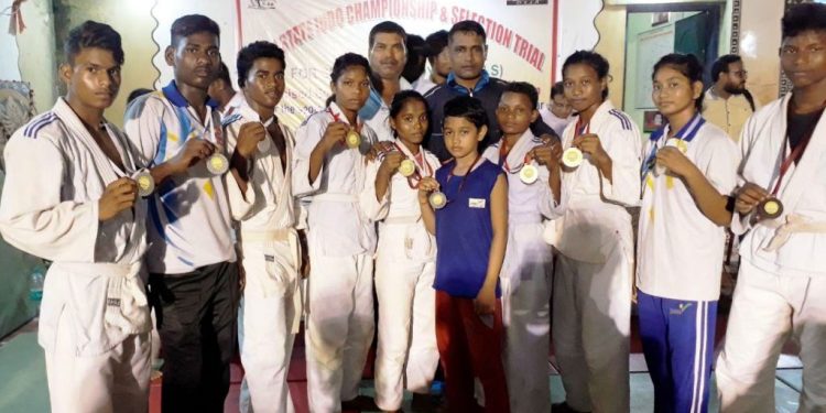 Judokas pose with their medals