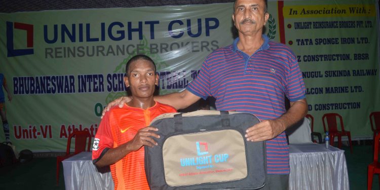 Kunaram Soren of KISS receives the man of the match prize in Bhubaneswar, Friday 

                          