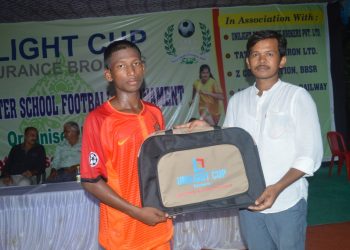 Jadunath Hembram of KISS receives the man of the match prize in Bhubaneswar, Friday 